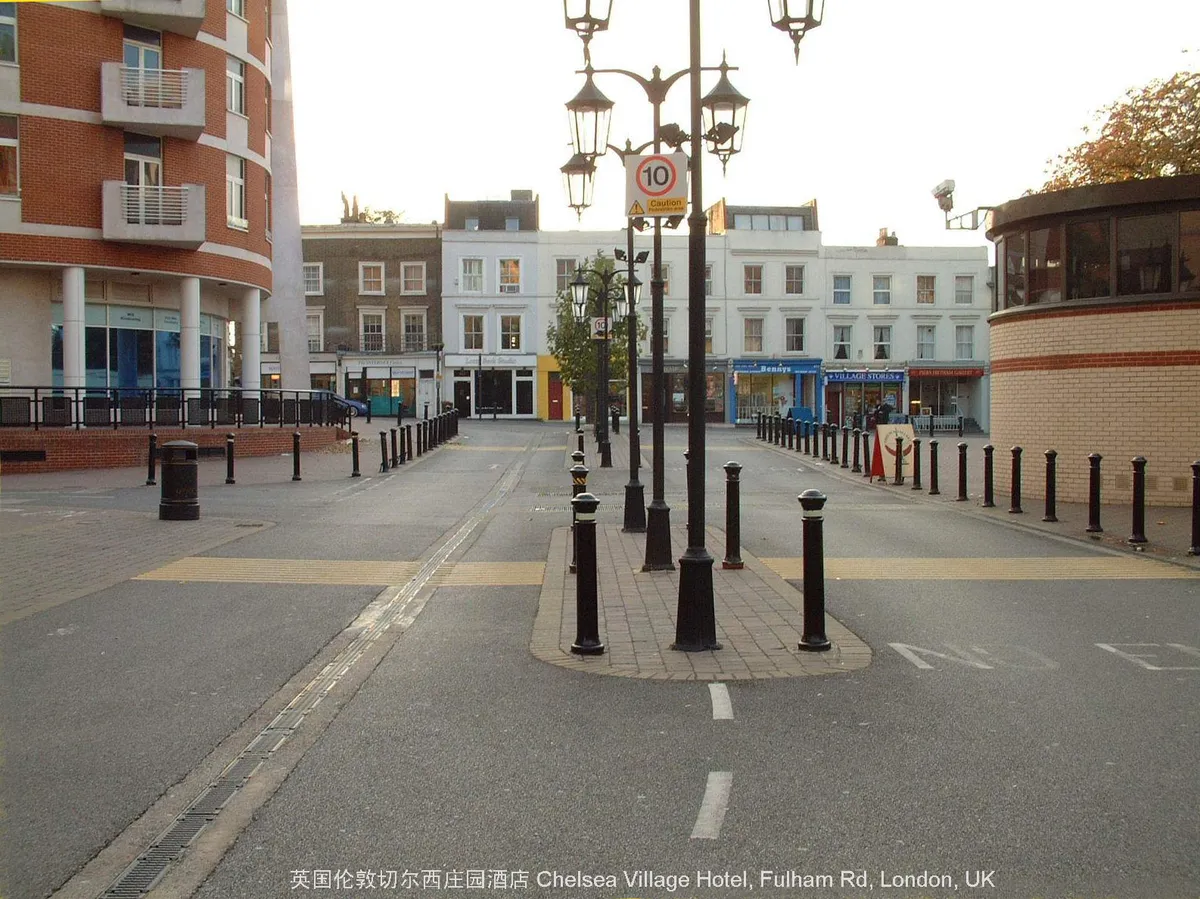La facciata del Chelsea Village sulla Fulham Road, sede degli hotel vicino allo stadio di Stamford Bridge a Londra