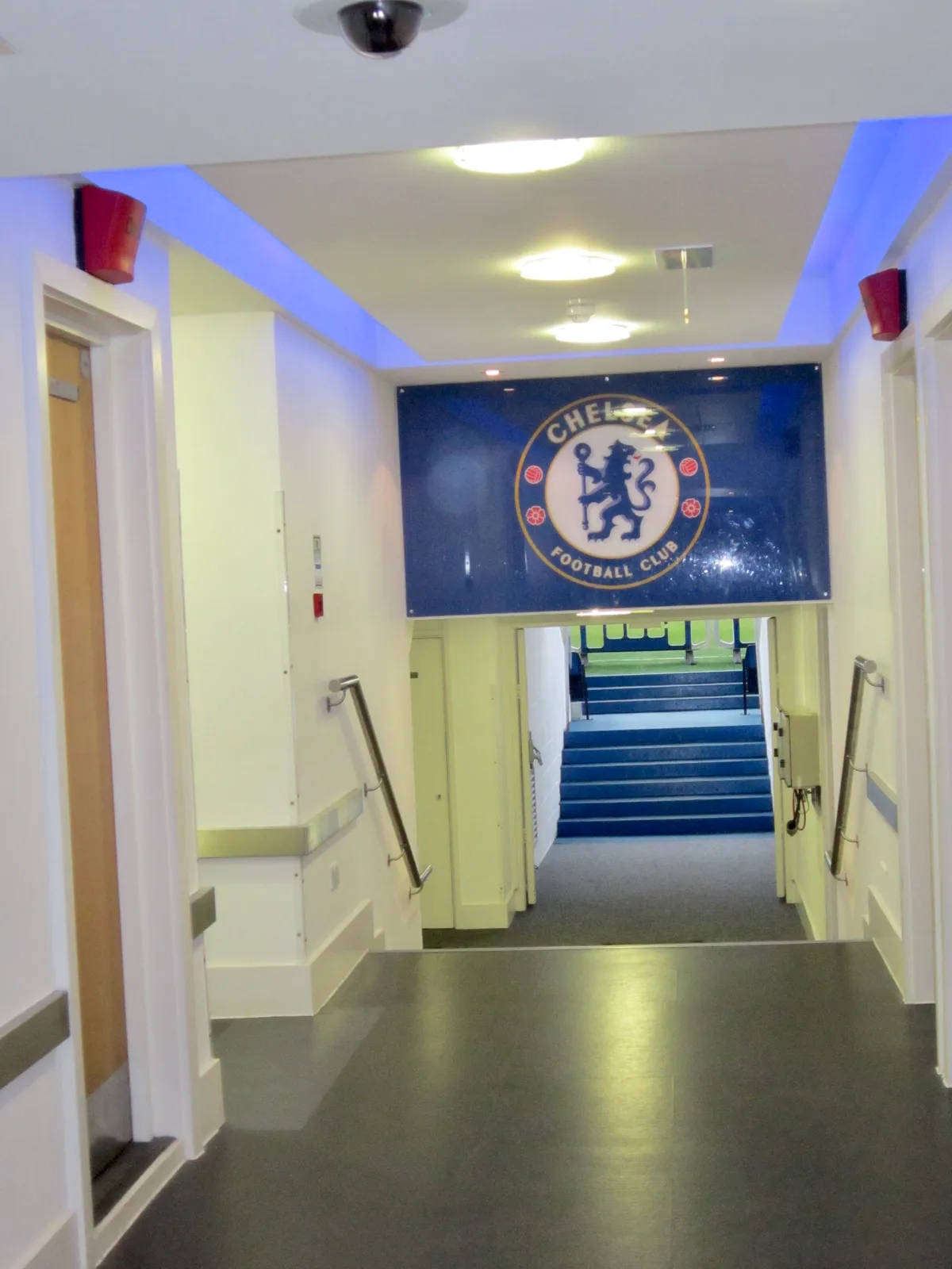 Korridor med Chelseas klubbmärke som leder till trappan under en Chelsea stadiontur på Stamford Bridge