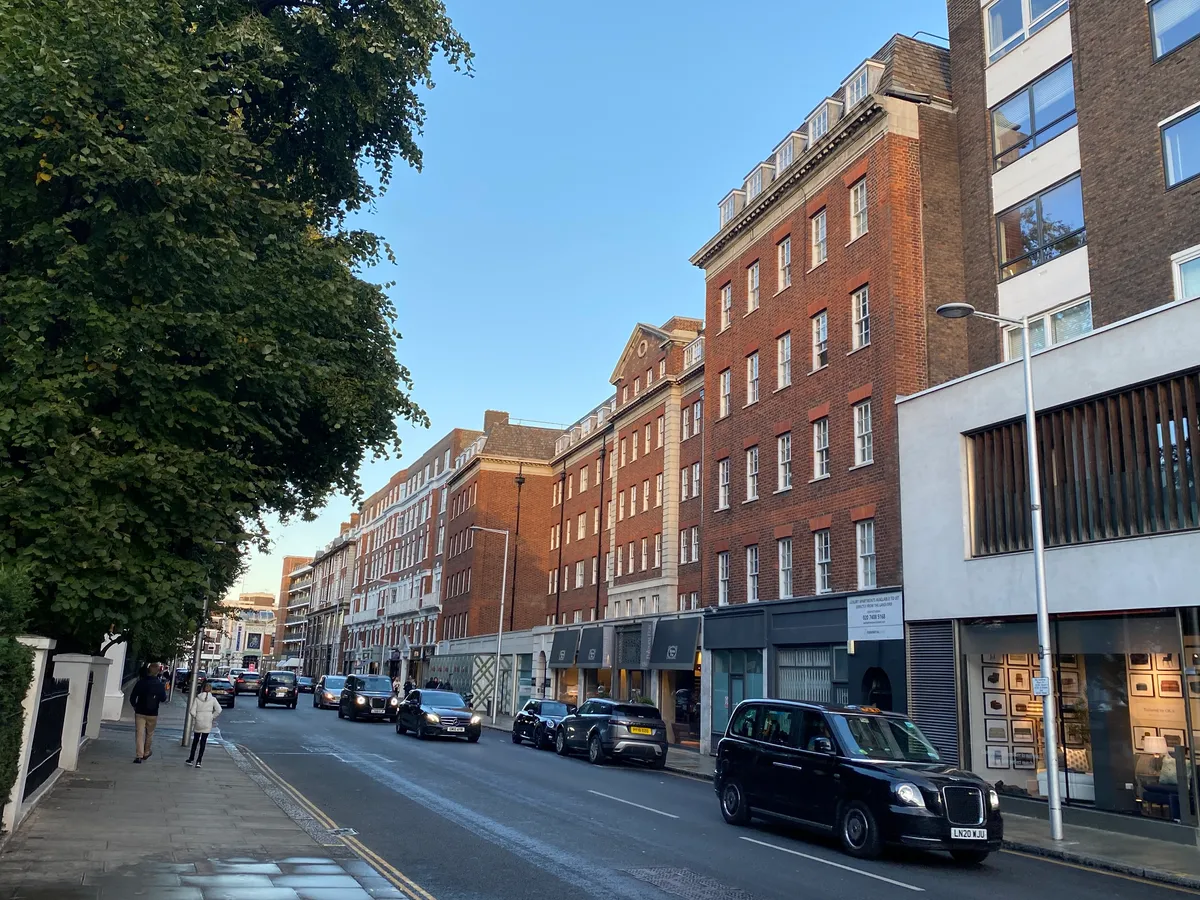 Trgovine i promet u Fulham Roadu u Chelseau, ulica koja povezuje hotele blizu Stamford Bridgea sa stadionom