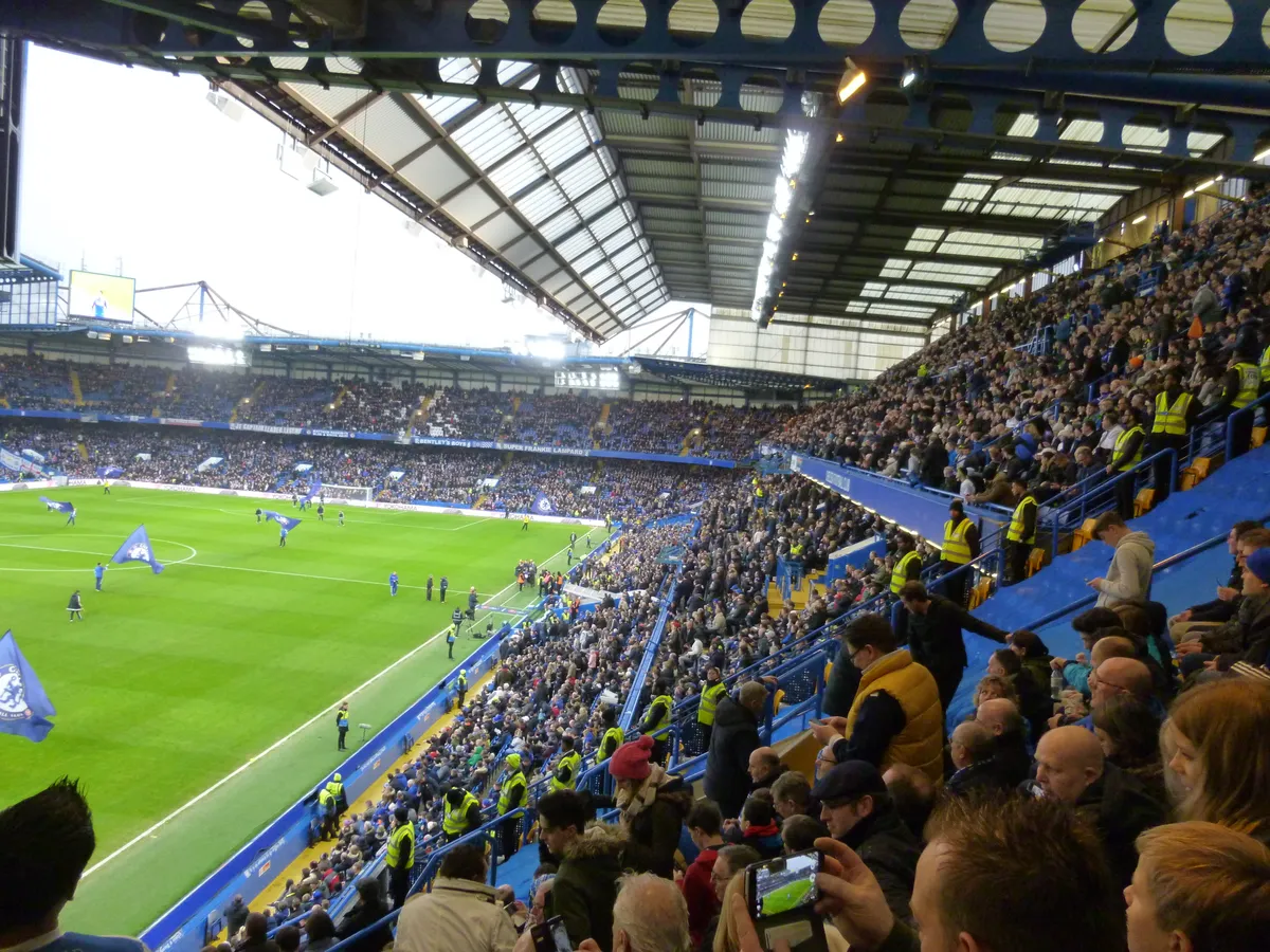 Full läktare och plan under en match på Stamford Bridge, arenan du går på en Chelsea stadiontur