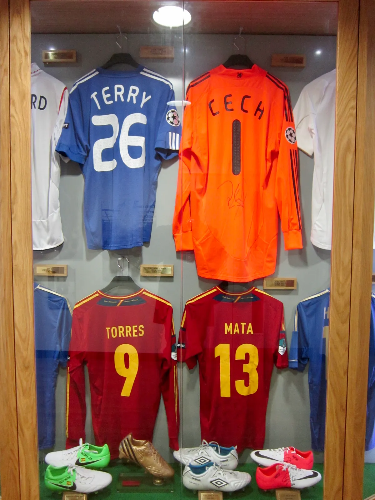 Teche con maglie e scarpe indossate in partite ufficiali all'interno del Museo Chelsea FC allo Stamford Bridge, Londra
