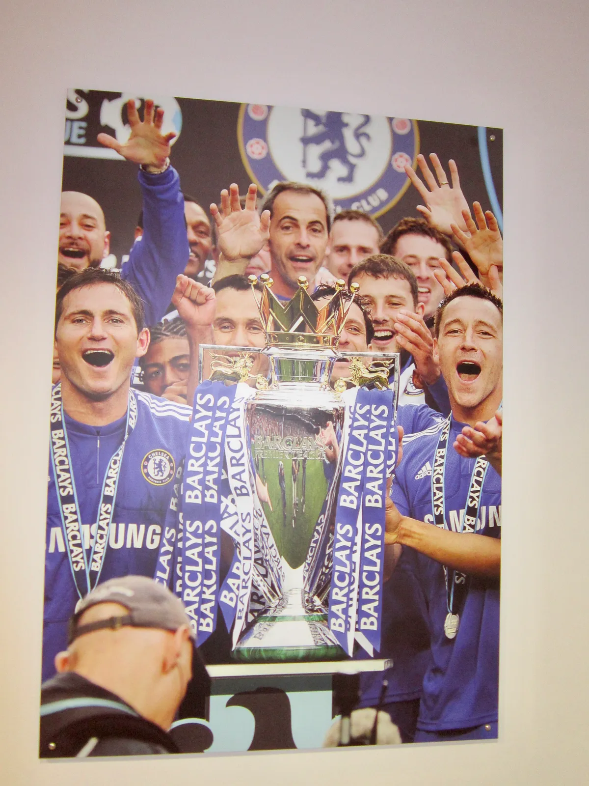 Wanddarstellung von Chelsea-Spielern mit einer Trophäe im Chelsea FC Museum am Stamford Bridge