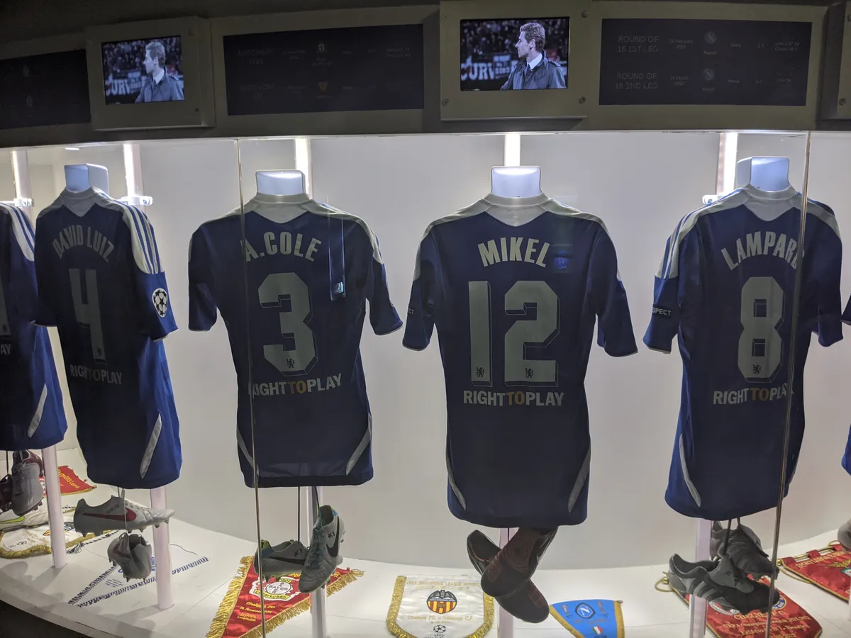 Getragene Trikots in Vitrinen im Chelsea FC Museum bei einer Chelsea Stadion Tour in London