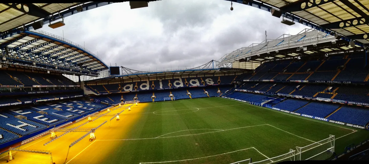 Weiter Blick über Rasen und Tribünen im Stamford Bridge vom Spielfeldrand bei einer Chelsea Stadion Tour in London