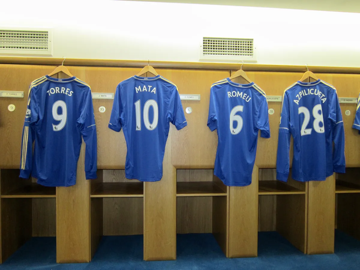Rad av Chelsea-tröjor över omklädningsrummets bänkar under en Chelsea stadiontur i London