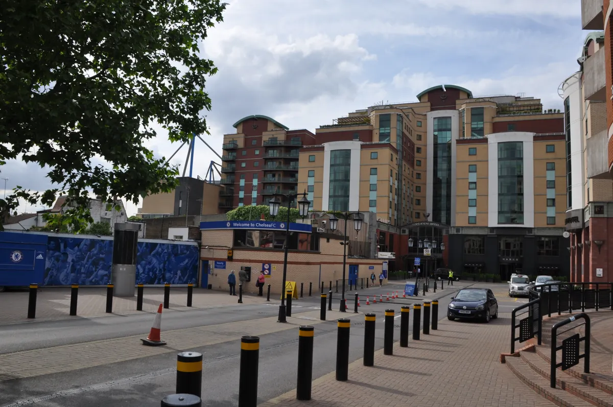 Eingang des Stamford Bridge Stadions an der Fulham Road vor einer Chelsea Stadion Tour in London