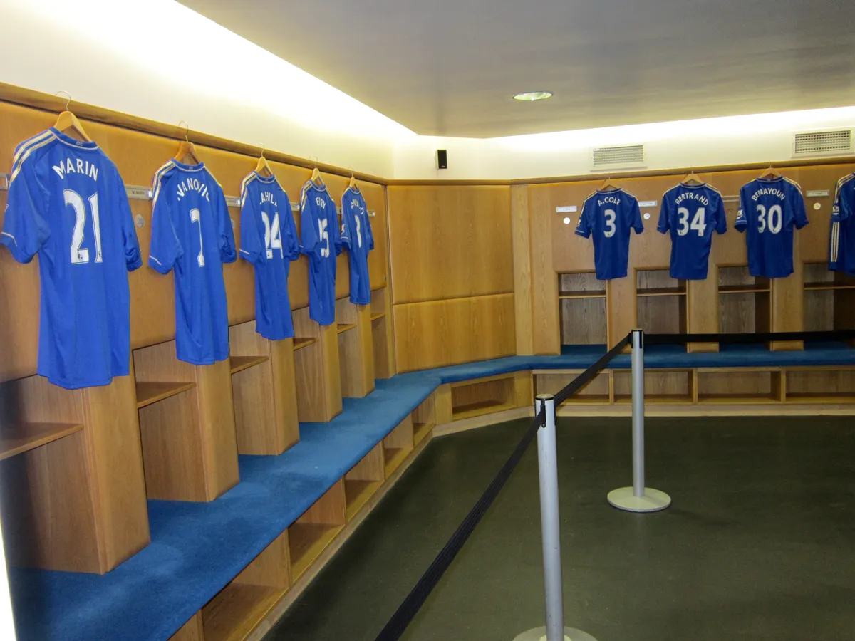 Hemmalagets omklädningsrum med matchtröjor på väggarna under en Chelsea-stadiontur på Stamford Bridge i London