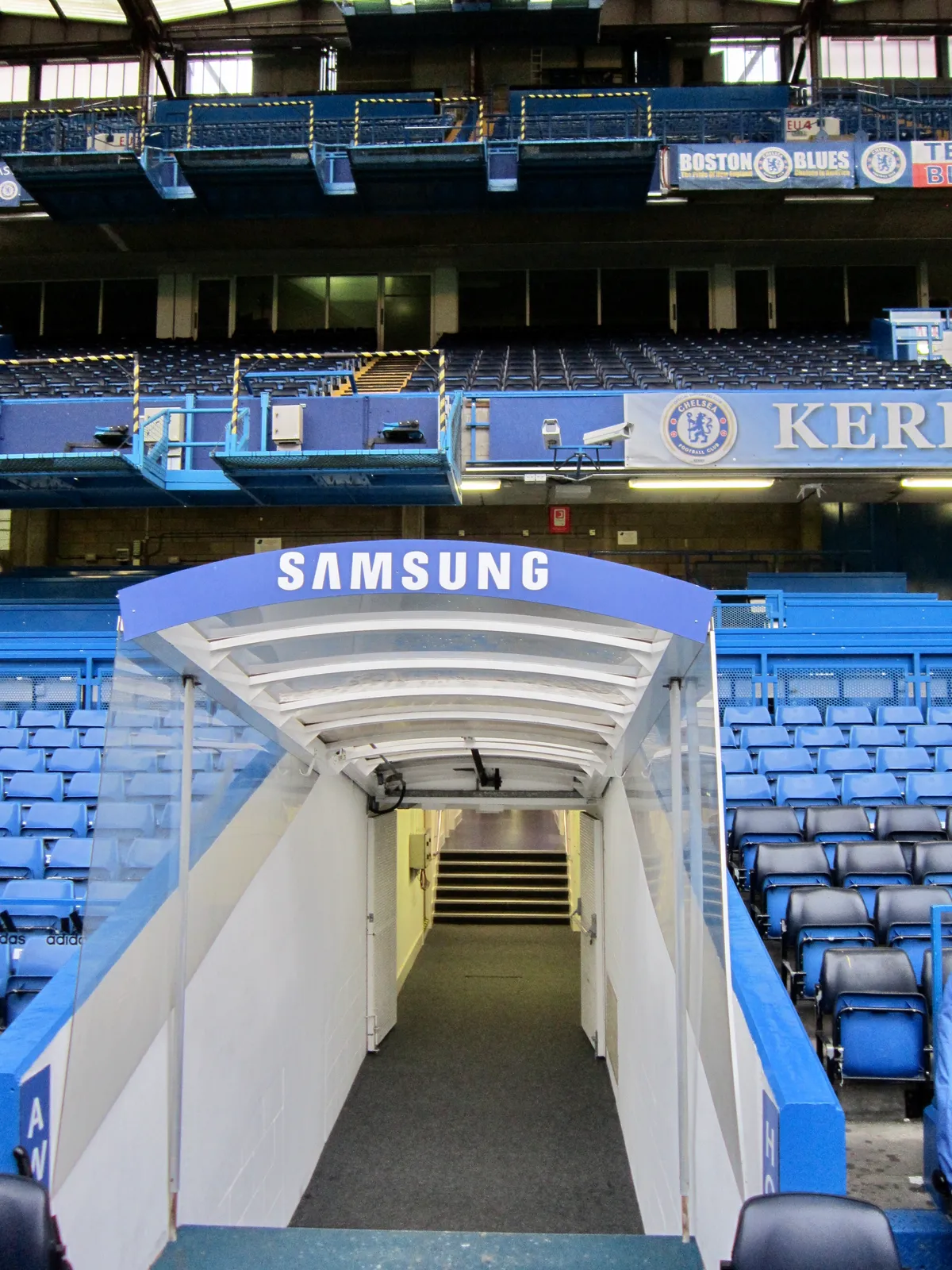Der Spielertunnel, der sich zu den Rängen öffnet, bei einer Chelsea Stadion Tour im Stamford Bridge in London